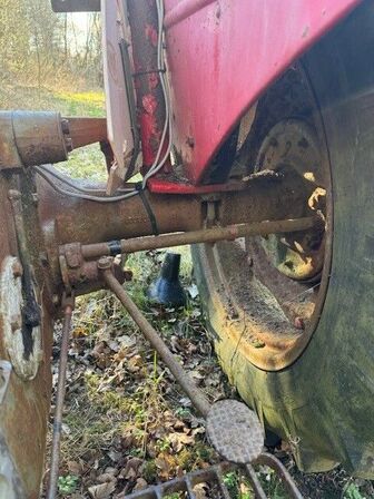 Traktor MASSEY FERGUSON samt vogn