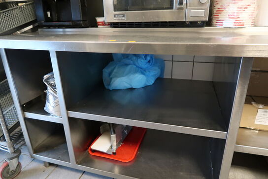 Rustfri stålbord med indhold