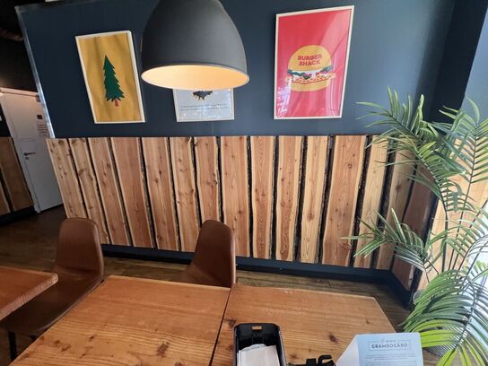 Plankebeklædning rundt i restauranten