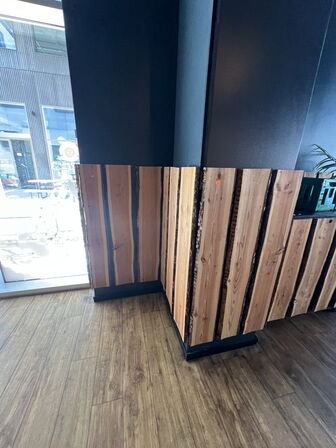 Plankebeklædning rundt i restauranten