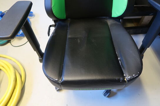 Samsung LF24T370FWR 24" skærm + keyboard, mus, headset & gamerstol