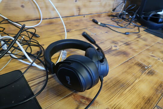Samsung LF24T370FWR 24" skærm + keyboard, mus, headset & gamerstol