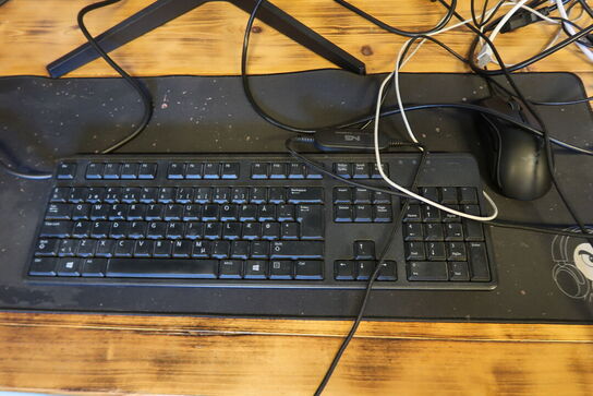 Samsung LF24T370FWR 24" skærm + keyboard, mus, headset & gamerstol