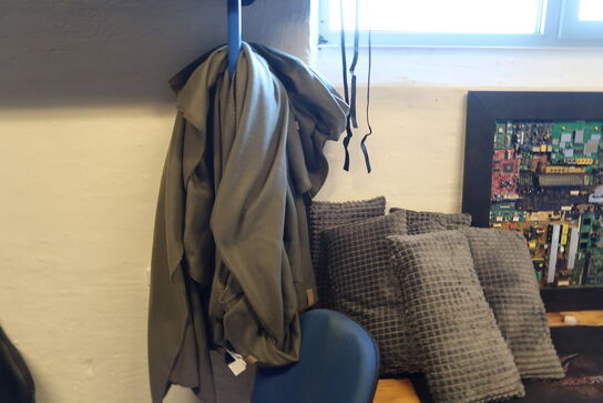 Bord med indhold + stole 