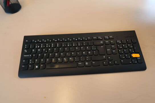 Computerskærm HP 27fw med tastatur og mus