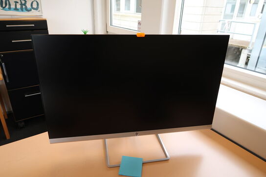 Computerskærm HP 27fw med tastatur og mus