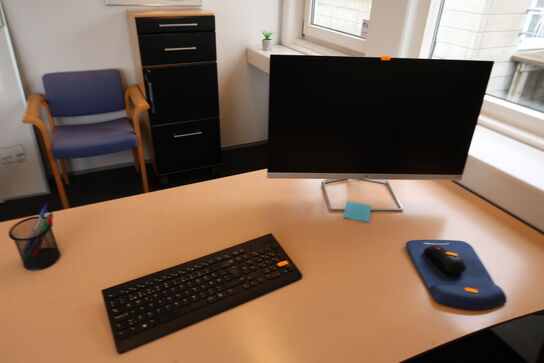 Computerskærm HP 27fw med tastatur og mus