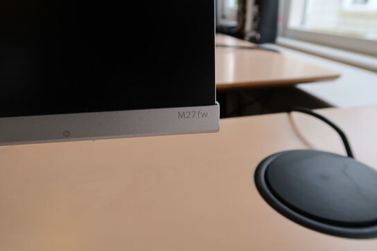 Computerskærm HP M27fw, headset, tastatur og mus