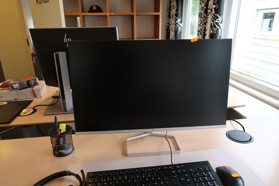 Computerskærm HP M27fw, headset, tastatur og mus