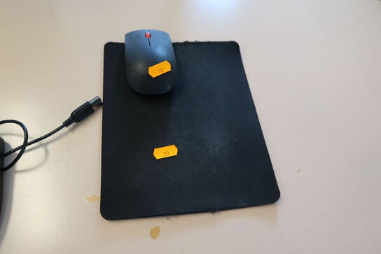 Computerskærm HP M27fw, tastatur, mus, rollermouse