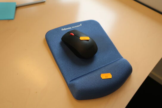 Computerskærm HP 27fw med tastatur og mus