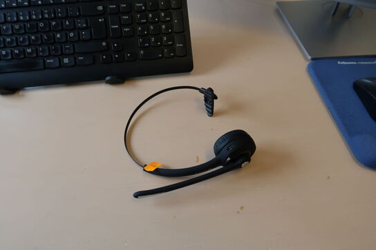 Computerskærm HP E273m, headset, tastatur og mus