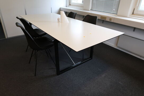 Spisebord med 4 stk. spisebordsstole