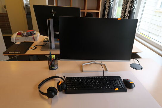Computerskærm HP M27fw, headset, tastatur og mus
