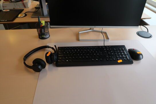 Computerskærm HP M27fw, headset, tastatur og mus