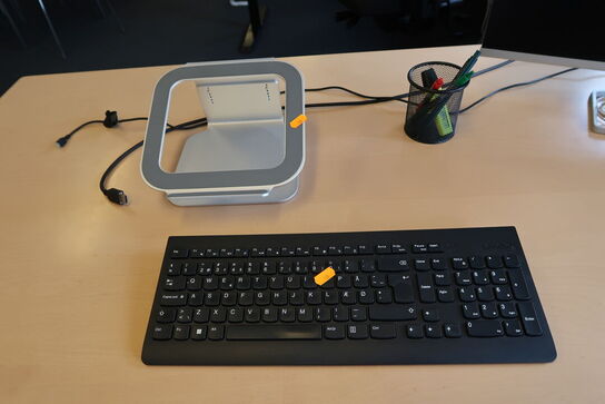 Computerskærm HP M27fw med tastatur og bærbarstander