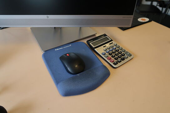Computerskærm HP E273m, headset, tastatur og mus