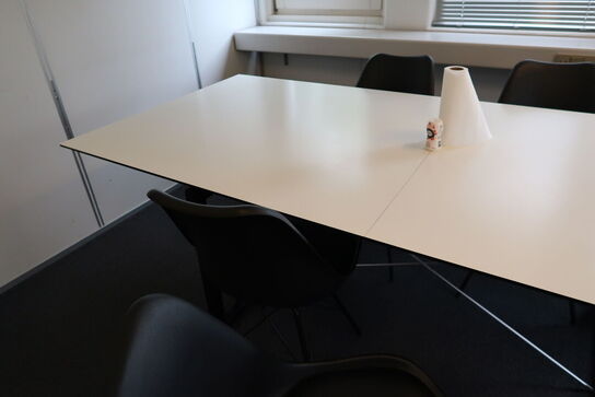 Spisebord med 4 stk. spisebordsstole