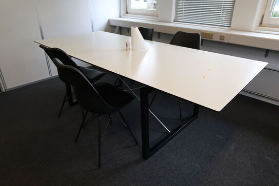 Spisebord med 4 stk. spisebordsstole