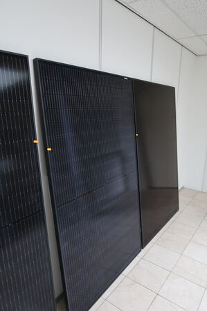 4 stk. solcellepaneler SOLET370MH3-60, RISEN RSM40-8-390MB m.fl.