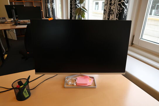 Computerskærm HP M27fw med tastatur og bærbarstander