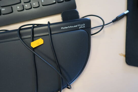 Computerskærm HP M27fw, tastatur, mus, rollermouse