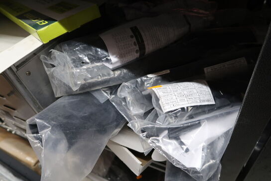 Projector lift GRANDVIEW GPCK-MB1000B samt div. Varelager