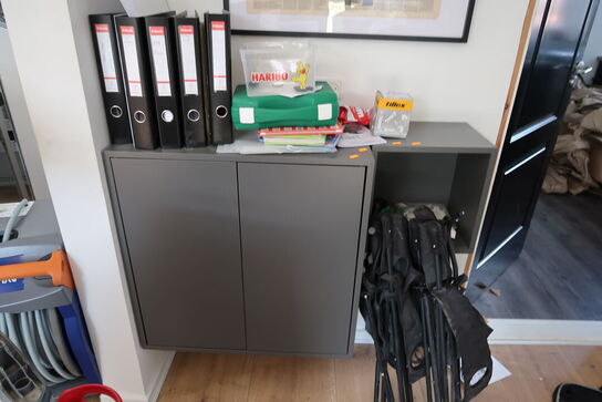 Skab samt reol med indhold