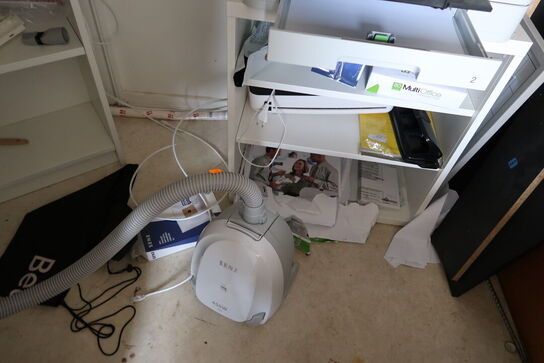 2 stk. reoler, printer BROTHER MFC-J5740DW samt støvsuger
