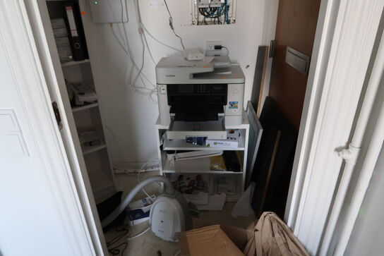 2 stk. reoler, printer BROTHER MFC-J5740DW samt støvsuger