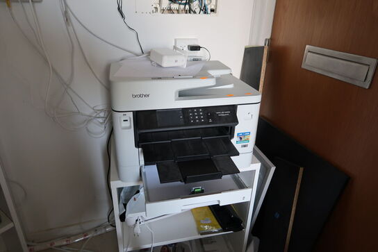 2 stk. reoler, printer BROTHER MFC-J5740DW samt støvsuger