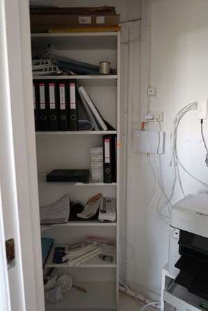 2 stk. reoler, printer BROTHER MFC-J5740DW samt støvsuger