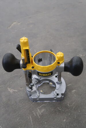 Overfræser DEWALT DCW600