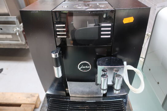 JURA X8C  kaffemaskine/frisk mælk (startbud 3500,-)