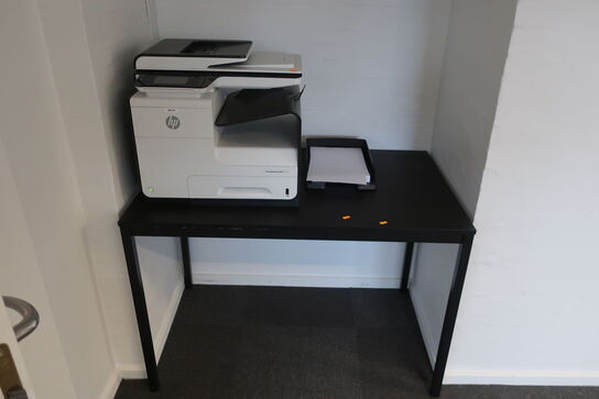 Printer HP PageWide Pro MFP 477dw og bord