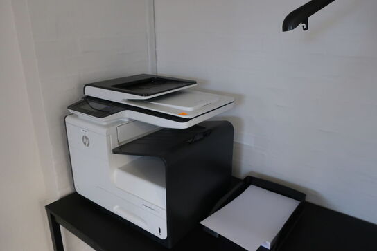 Printer HP PageWide Pro MFP 477dw og bord