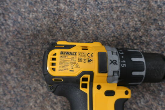 Akku bore/skruemaskine DEWALT DCD791 med batteri