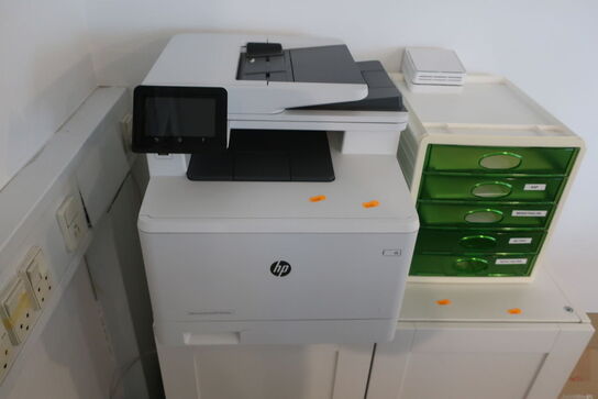 Printer HP Color LaserJet Pro MFP M479fnw med skab m.m.