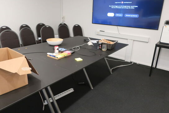 Konferencebord med udtag til strøm