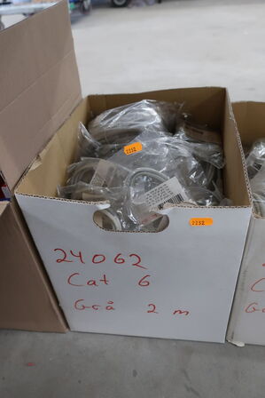 Kasse med ethernetkabler CAT 5E 1 meter