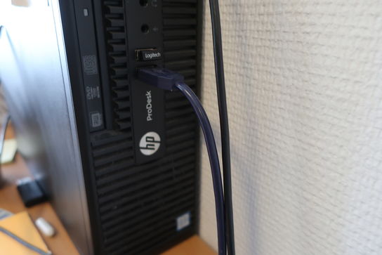 Skrivebord med hp prodesk og skærm HP COMPAQ LE1711 m.m