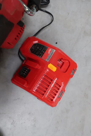 Akku rundsav MILWAUKEE M18 CCS55 med batteri og lader