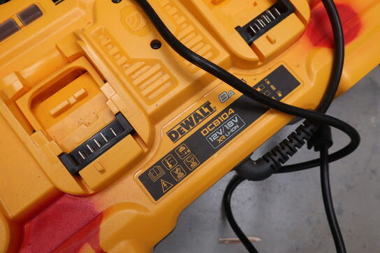 Multilader DEWALT DC8104