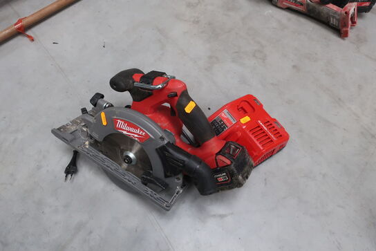 Akku rundsav MILWAUKEE M18 CCS55 med batteri og lader