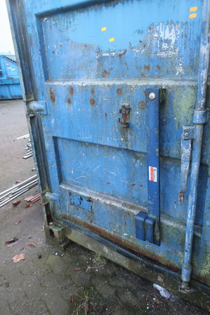 20 fods container uden indhold men med reoler