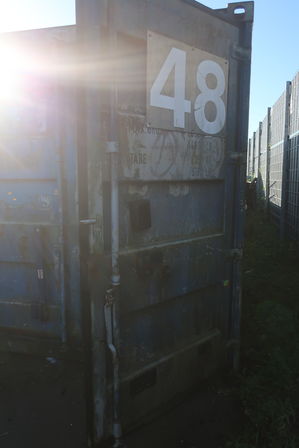 20 fods container uden indhold men med reoler