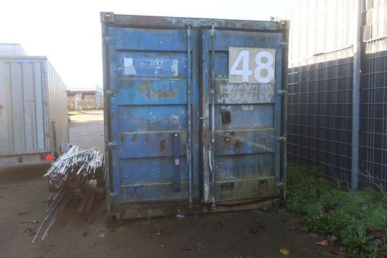 20 fods container uden indhold men med reoler