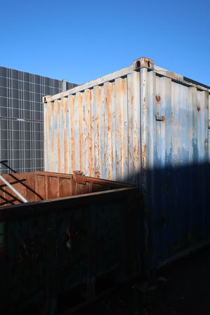 20 fods container uden indhold men med reoler