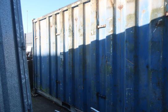 20 fods container uden indhold men med reoler