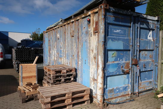 20 fods isoleret container uden indhold med indbygget strøm og reoler